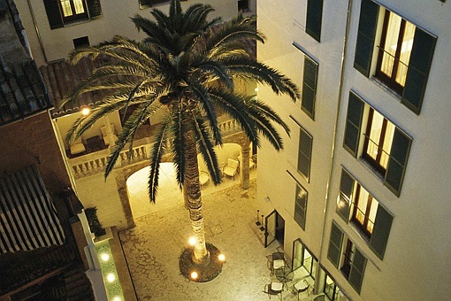 Hotel tres courtyard